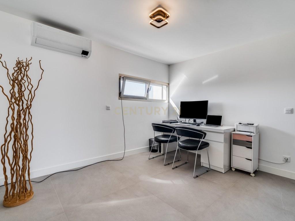 House T4+ in Ferreiras — image 31
