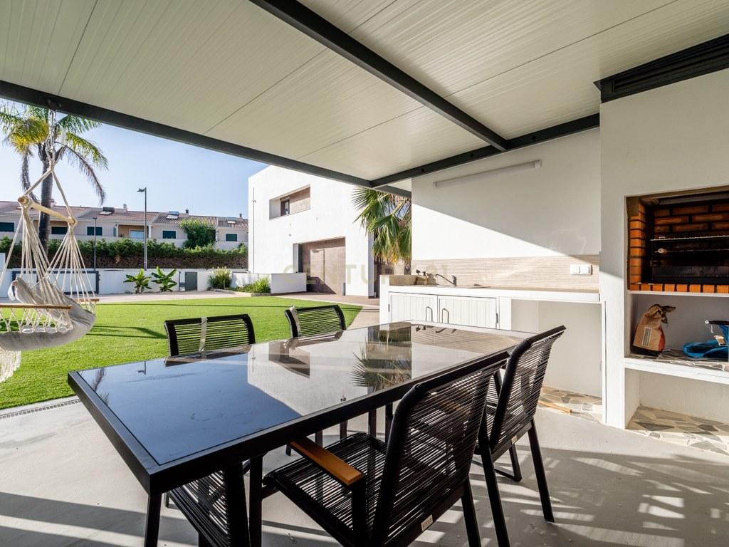 House T4+ in Ferreiras — image 36