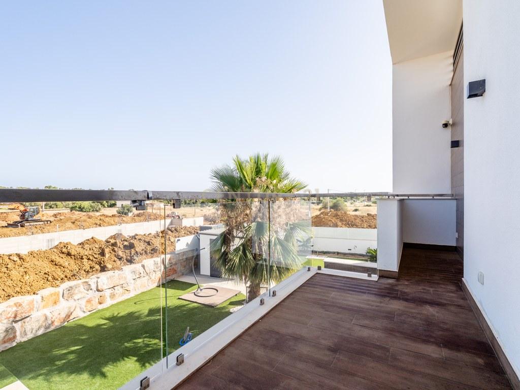 House T4+ in Ferreiras — image 37