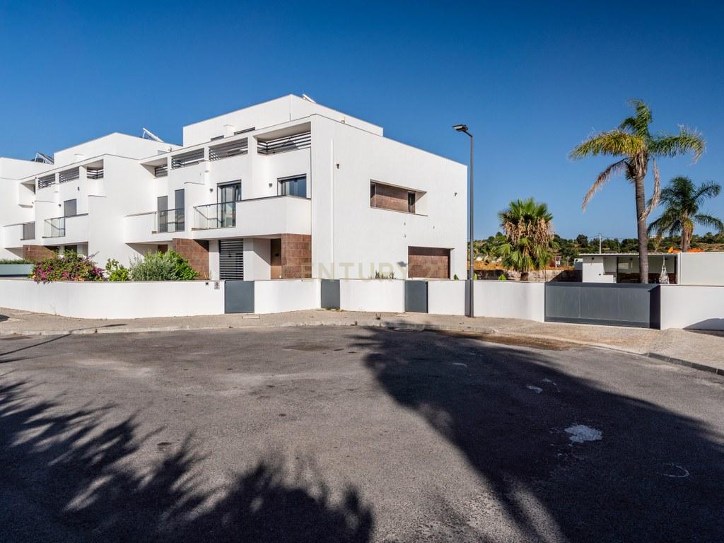 House T4+ in Ferreiras — image 39