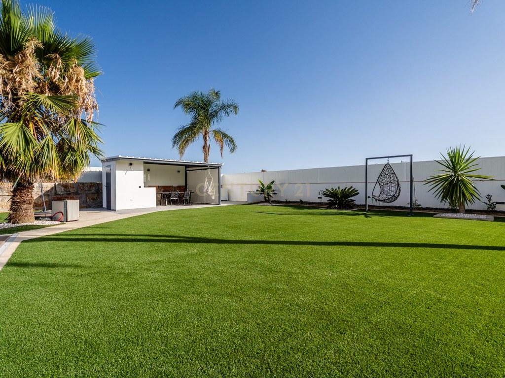 House T4+ in Ferreiras — image 41