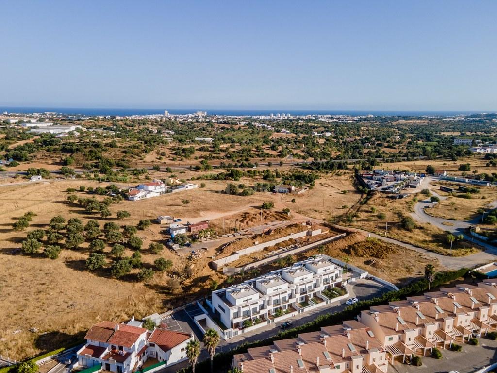 House T4+ in Ferreiras — image 42