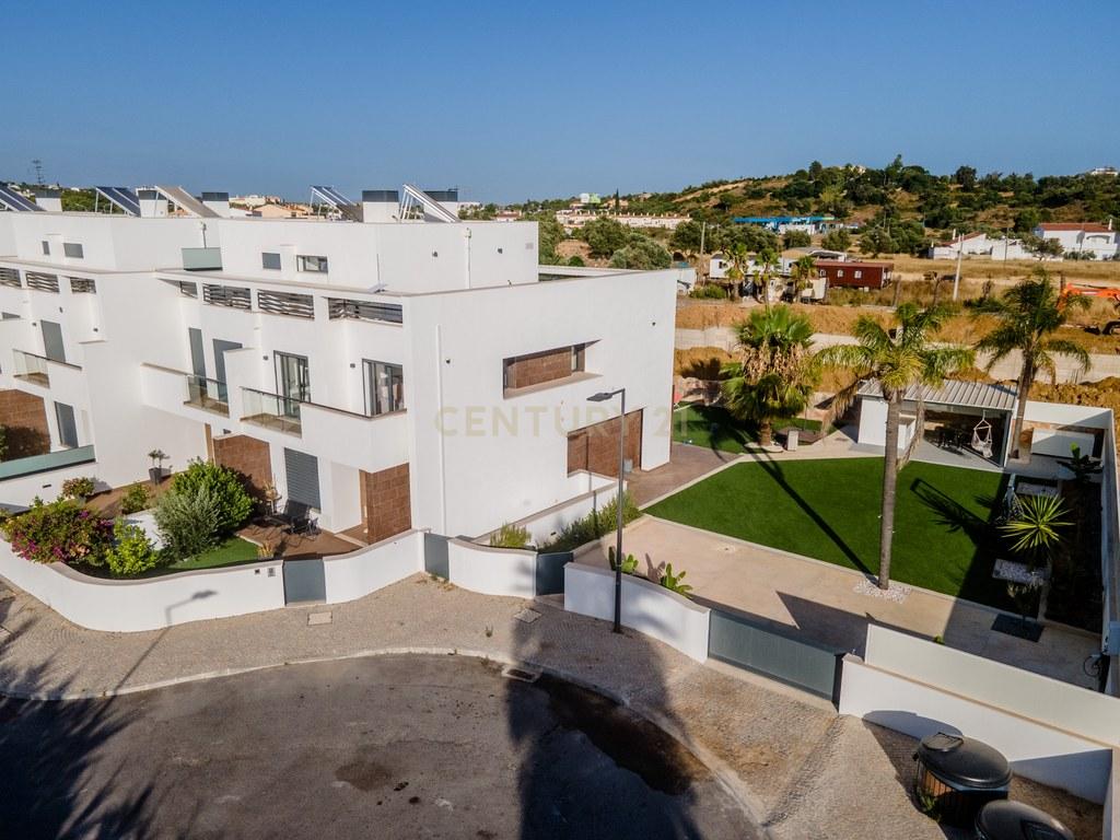 House T4+ in Ferreiras — image 43