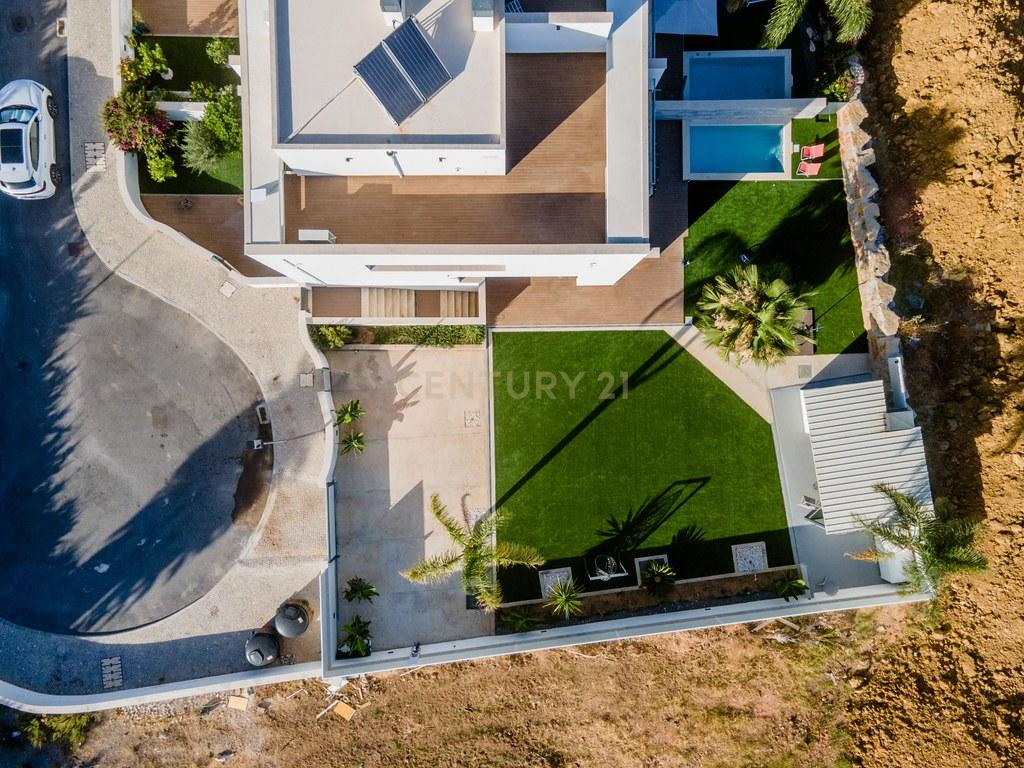 House T4+ in Ferreiras — image 44