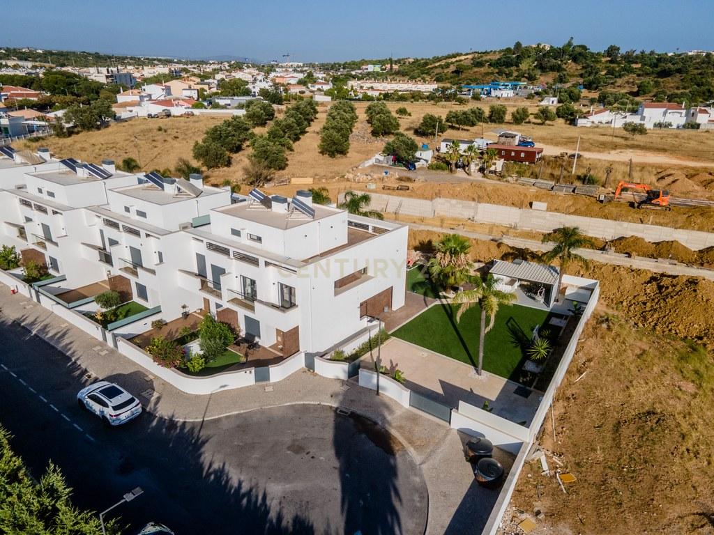House T4+ in Ferreiras — image 45