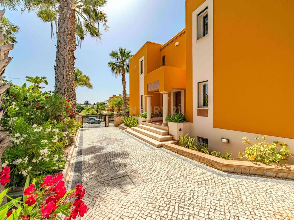 House T4+ in Guia — image 06