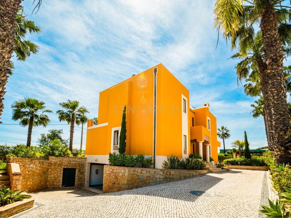 House T4+ in Guia — image 08
