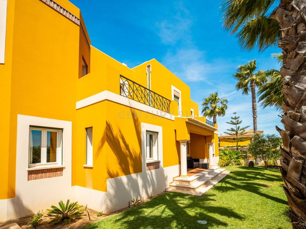 House T4+ in Guia — image 09