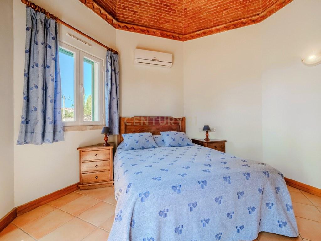 House T4+ in Guia — image 27