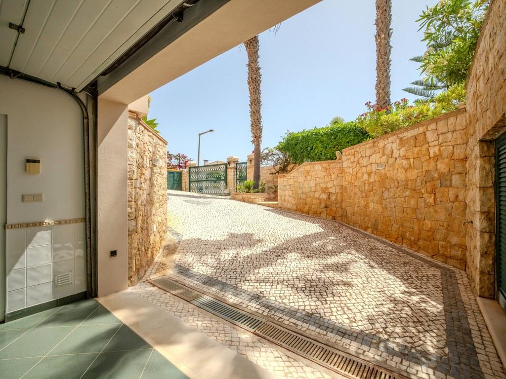 House T4+ in Guia — image 46