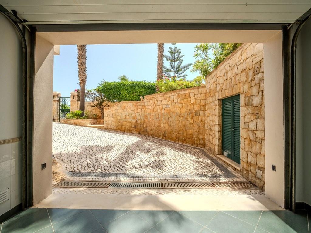 House T4+ in Guia — image 47