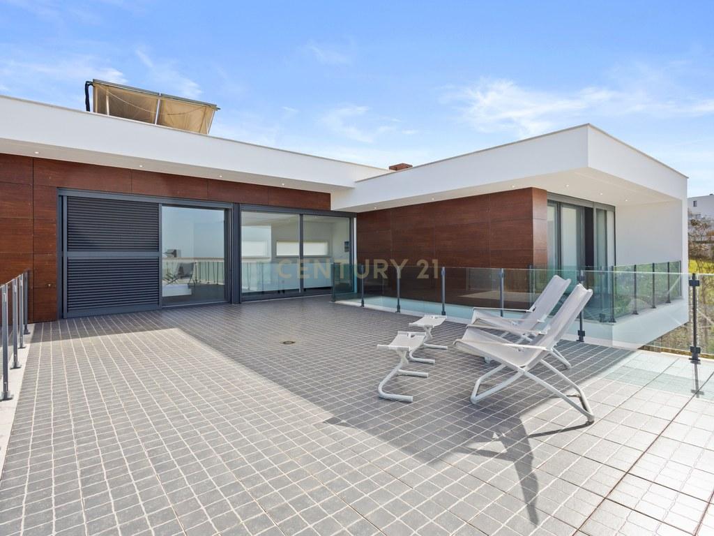 House T4+ in União das freguesias de Lourinhã e Atalaia — image 10