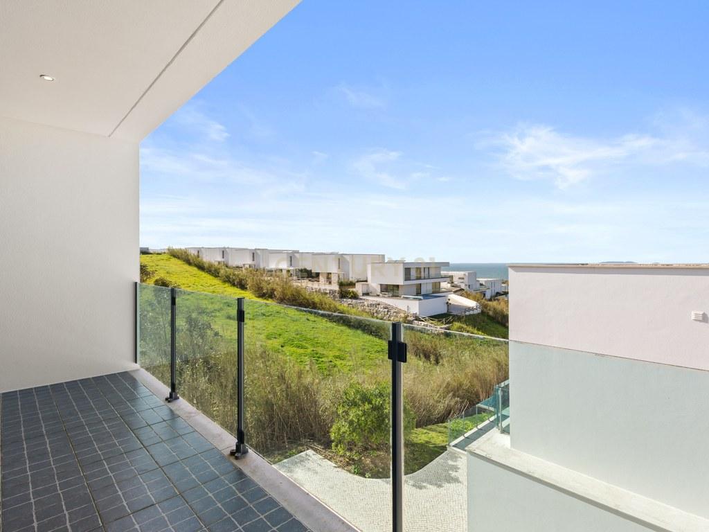 House T4+ in União das freguesias de Lourinhã e Atalaia — image 11