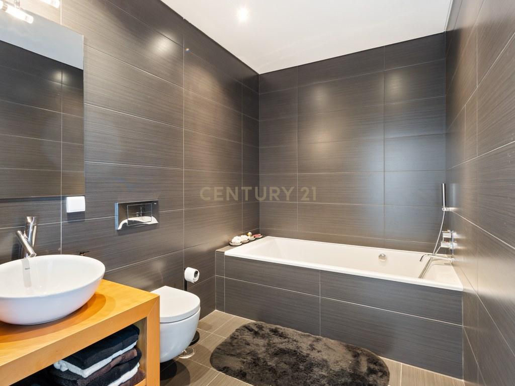 House T4+ in União das freguesias de Lourinhã e Atalaia — image 22