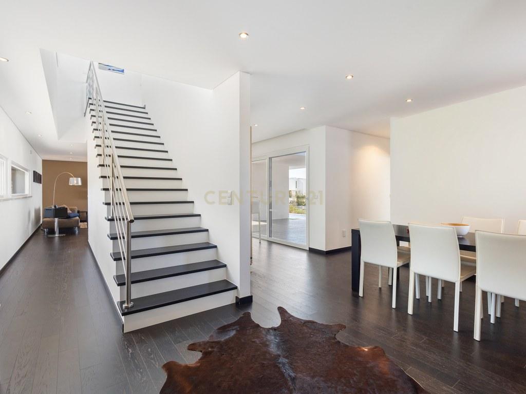 House T4+ in União das freguesias de Lourinhã e Atalaia — image 23