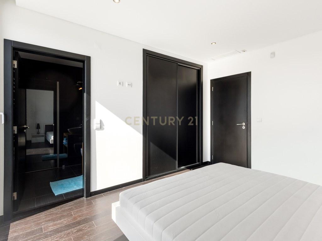 House T4+ in União das freguesias de Lourinhã e Atalaia — image 26