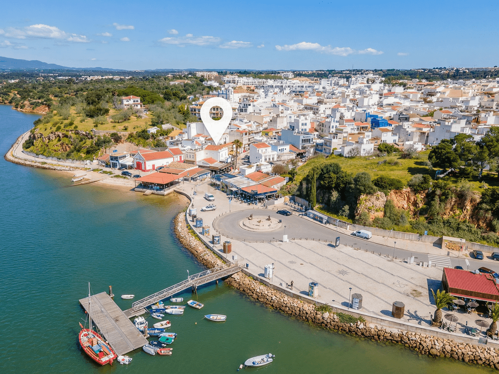 Building with restaurant in Alvor – image 02