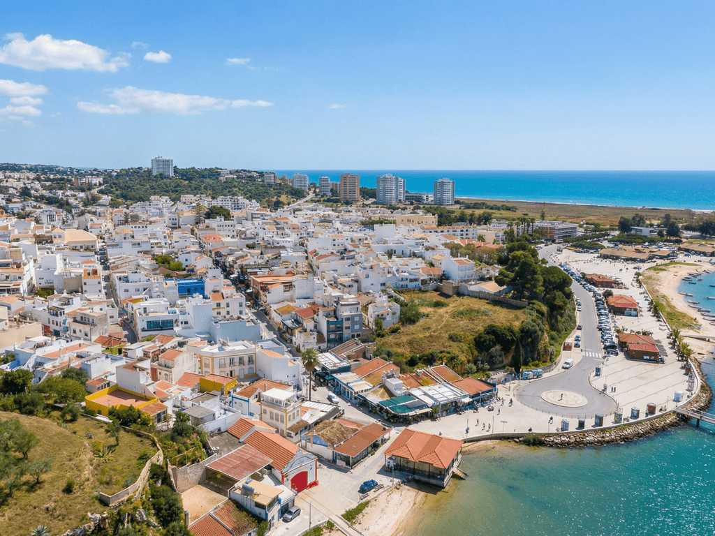 Building with restaurant in Alvor – image 03