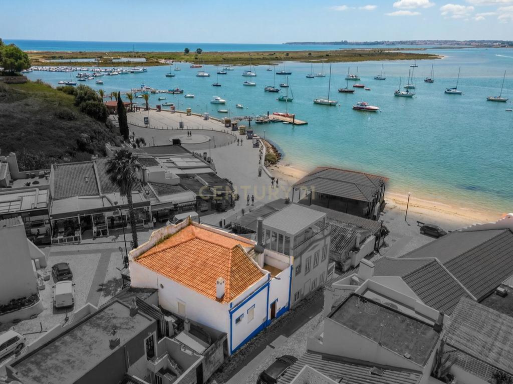 Building with restaurant in Alvor – image 05