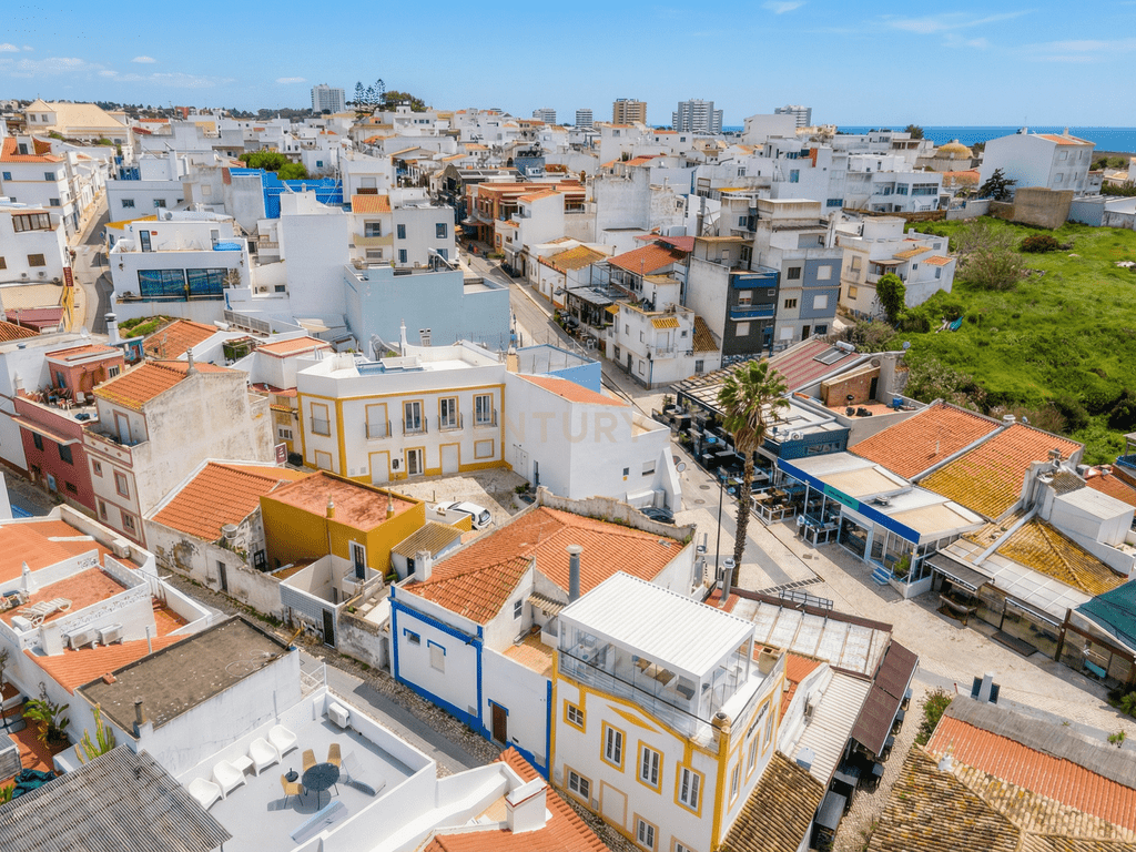 Building with restaurant in Alvor – image 06