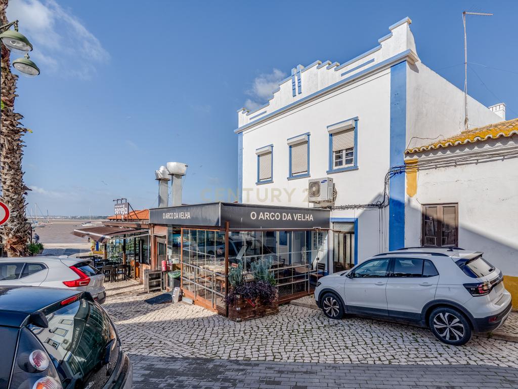 Building with restaurant in Alvor – image 08