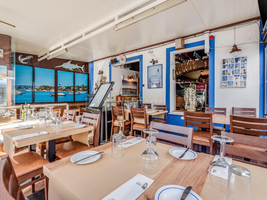 Building with restaurant in Alvor – image 09