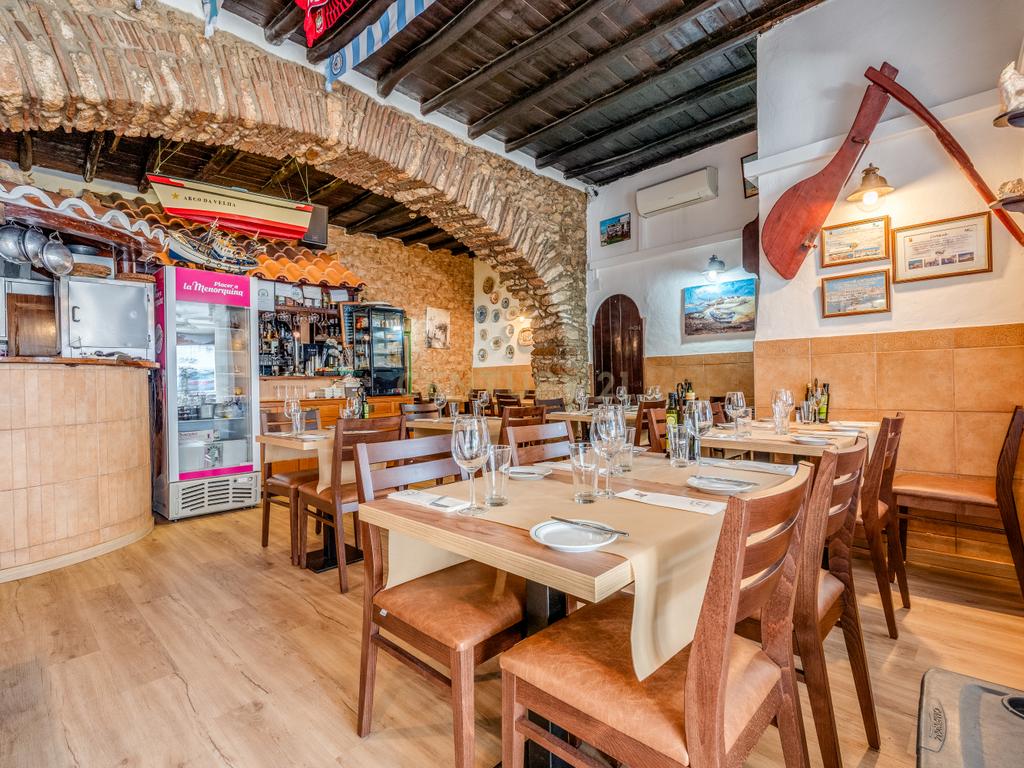 Building with restaurant in Alvor – image 11