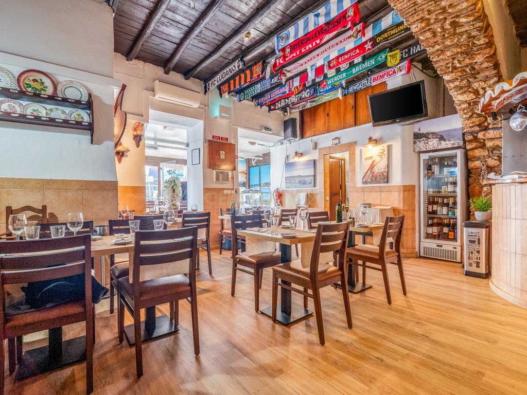 Building with restaurant in Alvor – image 12