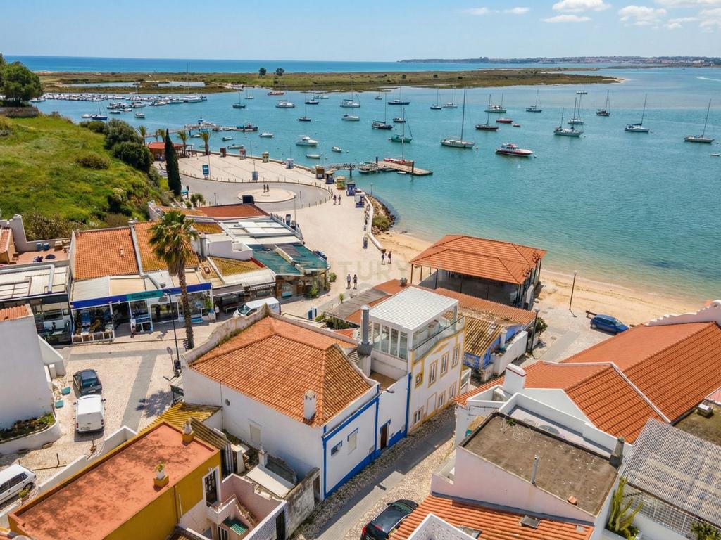 Building with restaurant in Alvor – image 14