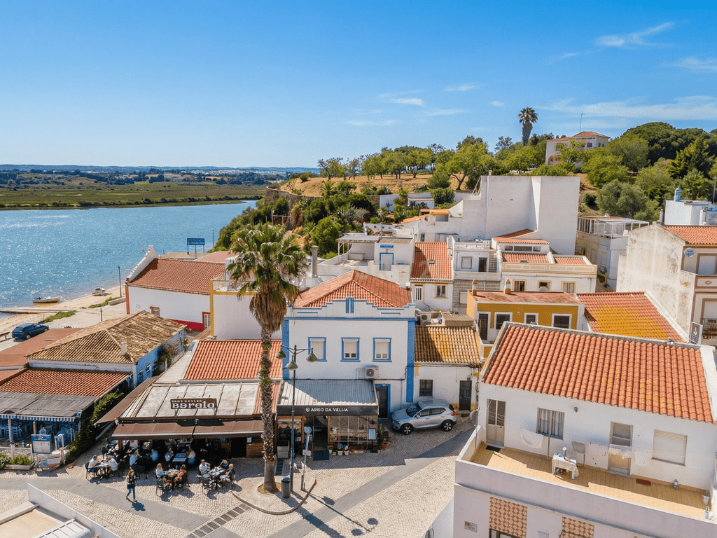Building with restaurant in Alvor – image 15