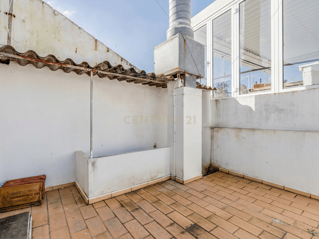 Building with restaurant in Alvor – image 23