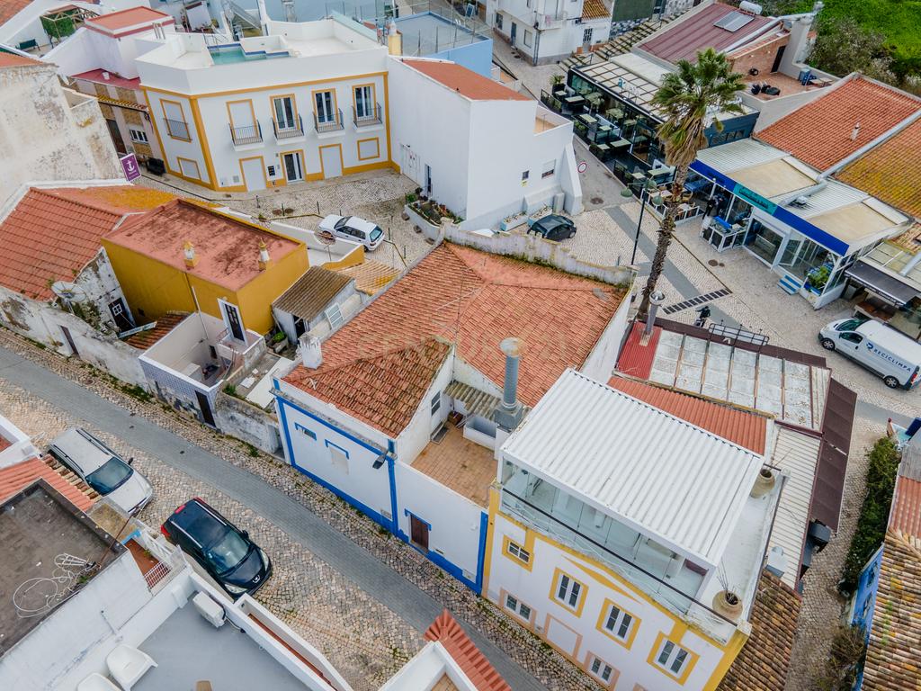 Building with restaurant in Alvor – image 25