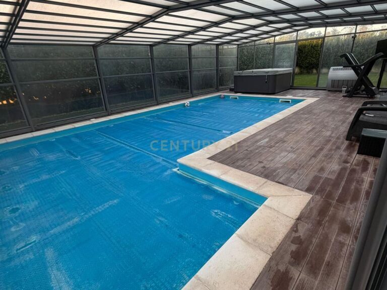 4-bedroom villa with pool in Lavra – image 01