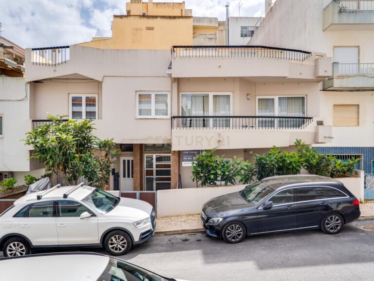 Villa with three units in Portimão – image 01