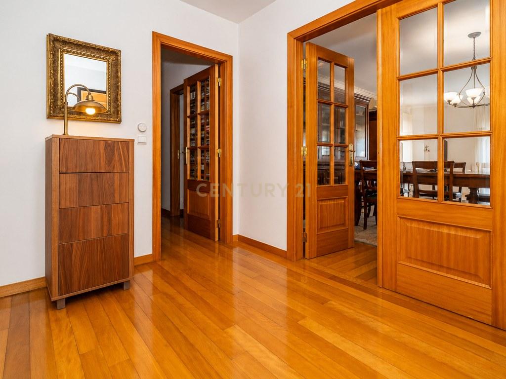 Apartment T3 in Santo António dos Olivais — image 01
