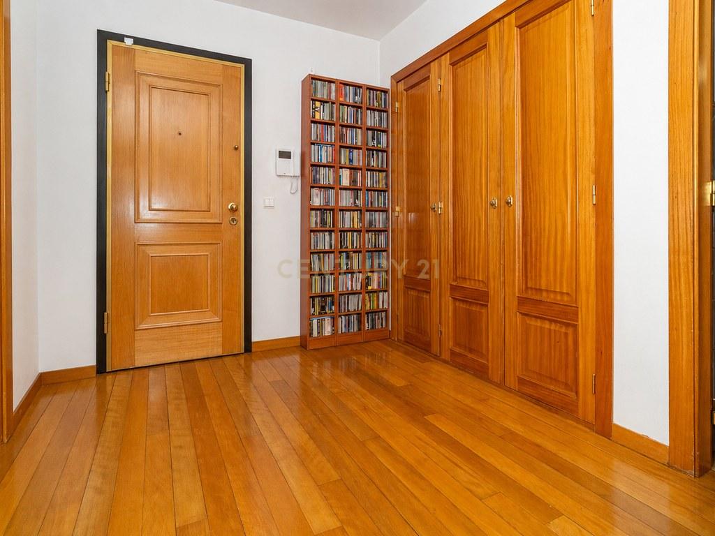 Apartment T3 in Santo António dos Olivais — image 02