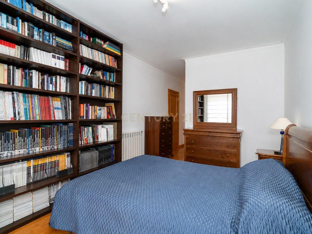 Apartment T3 in Santo António dos Olivais — image 11