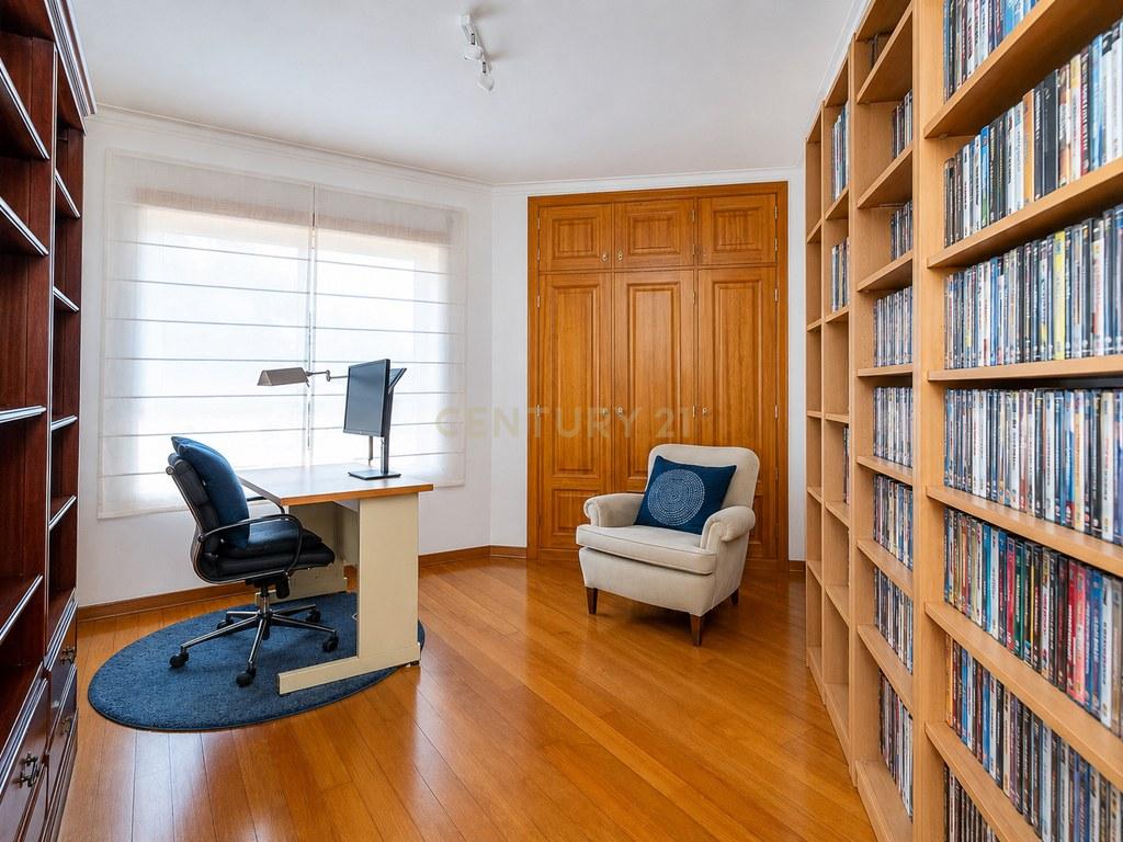 Apartment T3 in Santo António dos Olivais — image 16