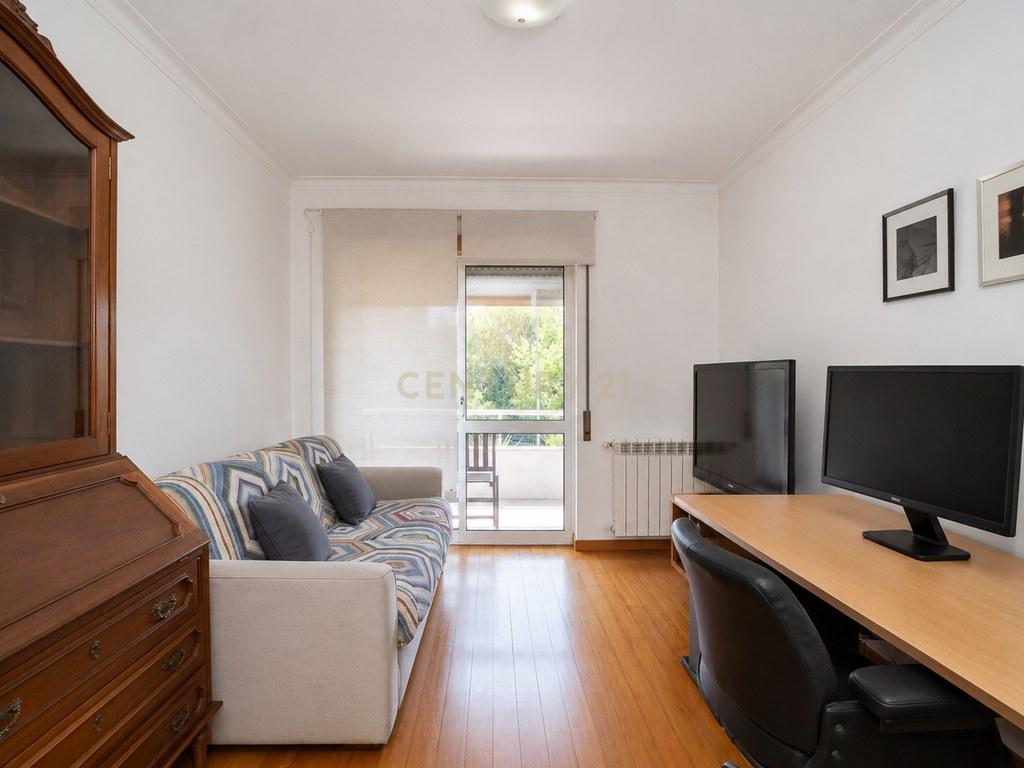 Apartment T3 in Santo António dos Olivais — image 17