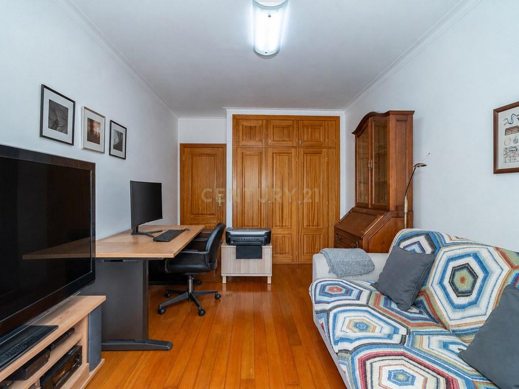 Apartment T3 in Santo António dos Olivais — image 18