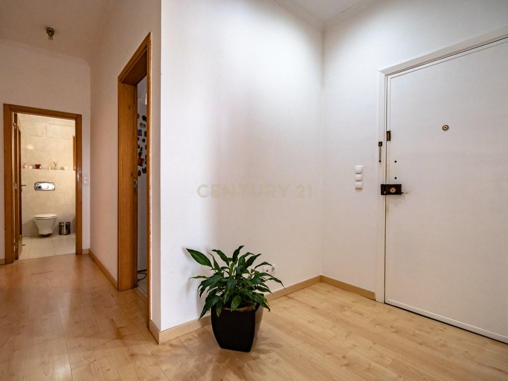 Apartment T3 in União das freguesias de Coimbra (Sé Nova, Santa Cruz, Almedina e São Bartolomeu) — image 11