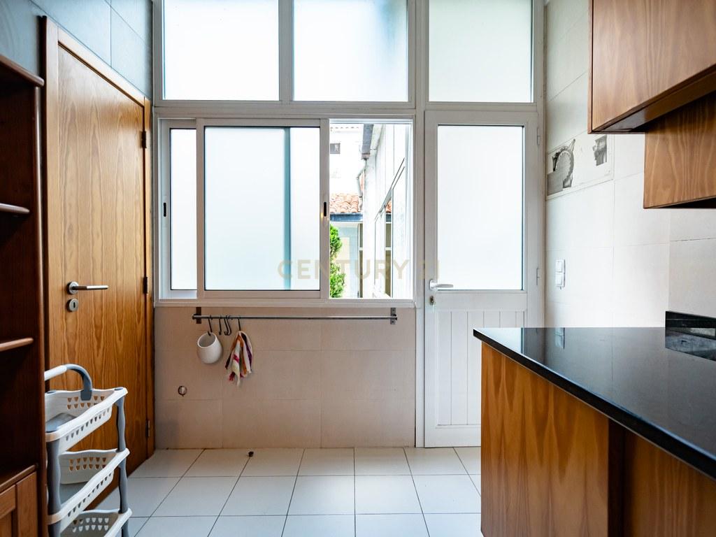 Apartment T3 in União das freguesias de Coimbra (Sé Nova, Santa Cruz, Almedina e São Bartolomeu) — image 24