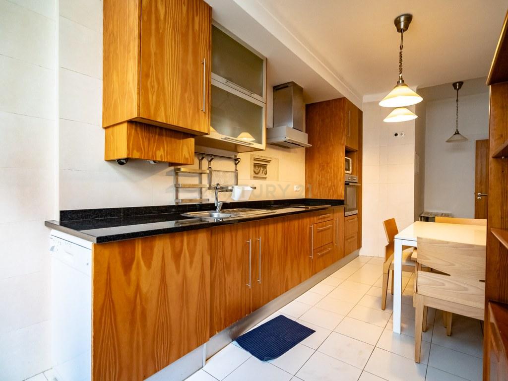 Apartment T3 in União das freguesias de Coimbra (Sé Nova, Santa Cruz, Almedina e São Bartolomeu) — image 29