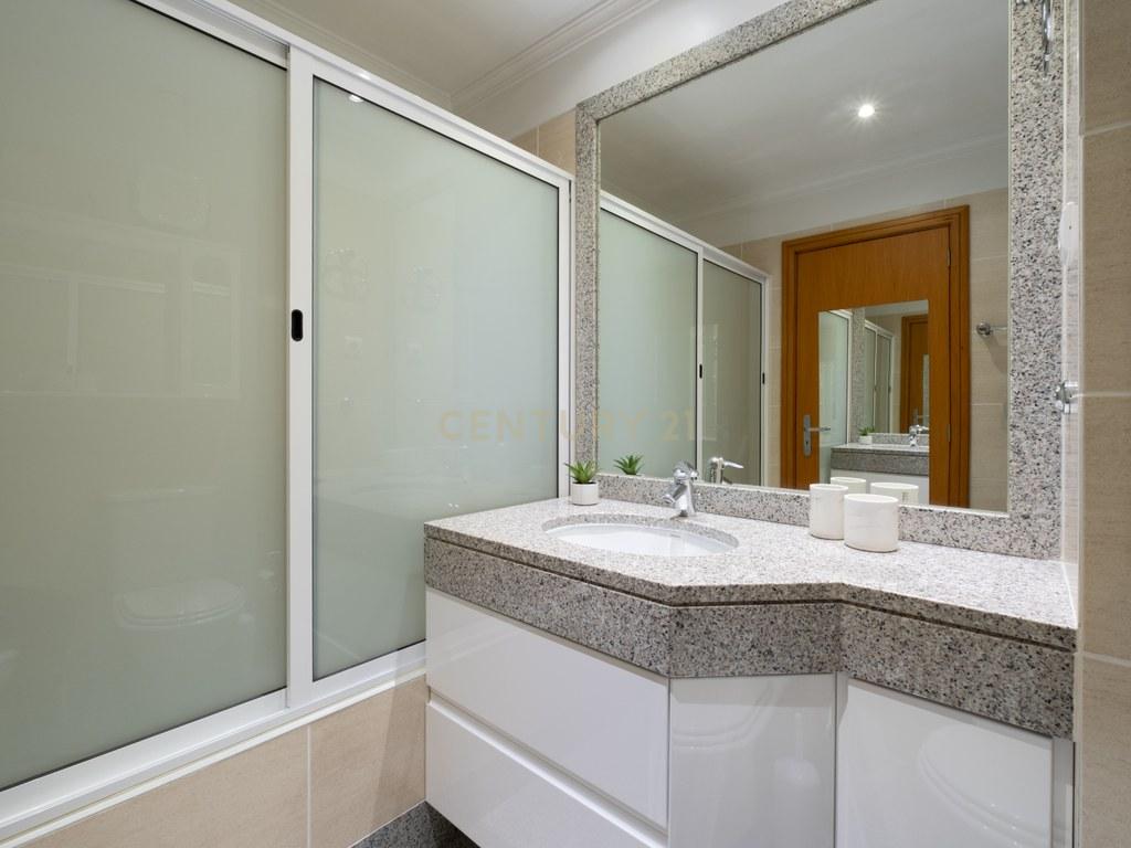 Apartment T4+ in São Martinho — image 08