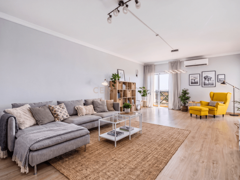 Apartment T4+ in União das freguesias de Conceição e Estoi — image 01