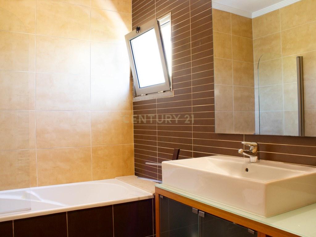 House T3 in Ferreiras — image 31