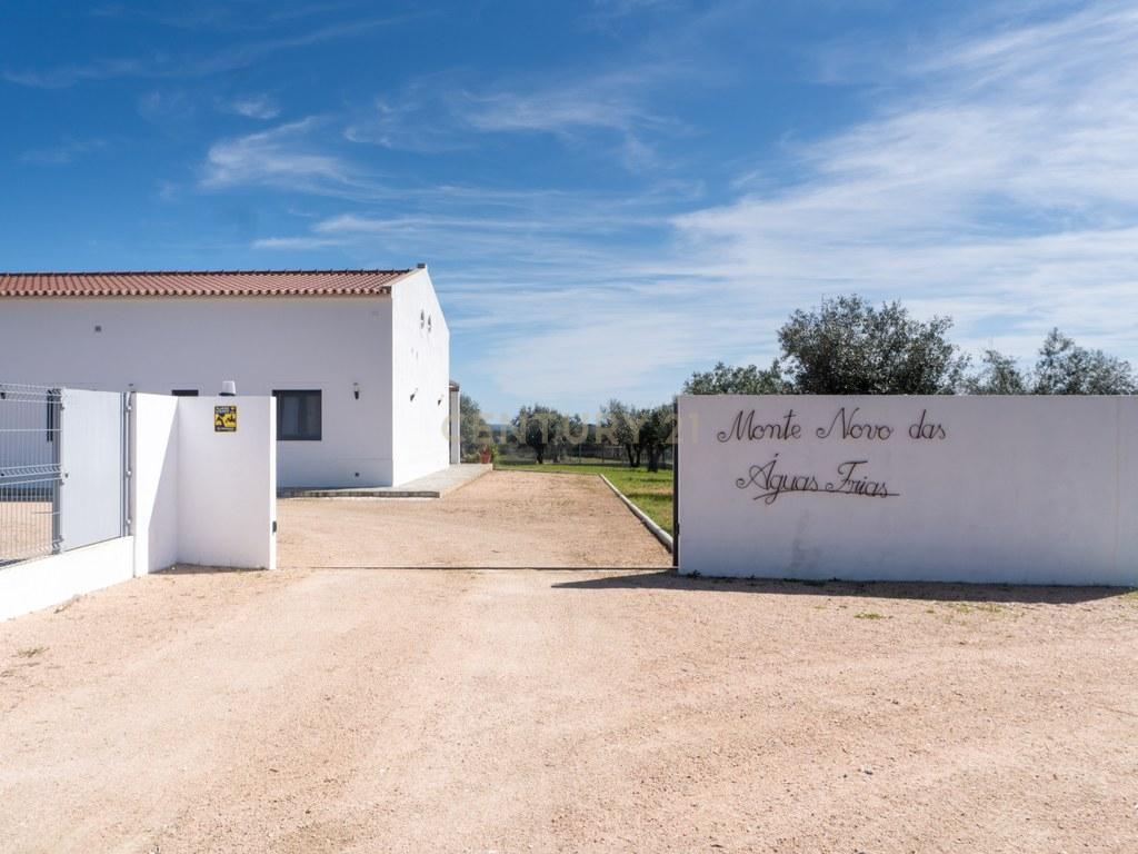 House T3 in União das freguesias de Alandroal (Nossa Senhora da Conceição), São Brás dos Matos (Mina do Bugalho) e Juromenha (Nossa Senhora do Loreto) — image 01