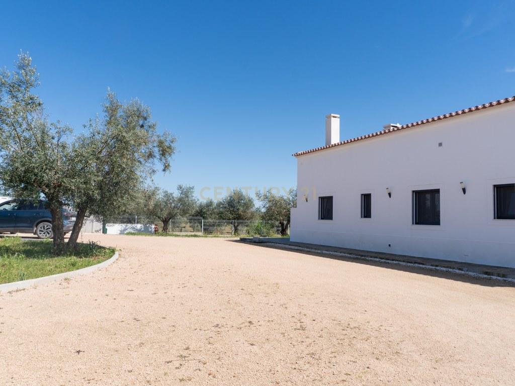 House T3 in União das freguesias de Alandroal (Nossa Senhora da Conceição), São Brás dos Matos (Mina do Bugalho) e Juromenha (Nossa Senhora do Loreto) — image 02