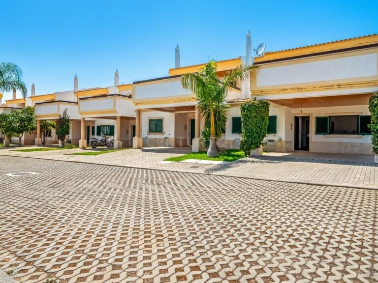 House T4+ in Ferreiras — image 01