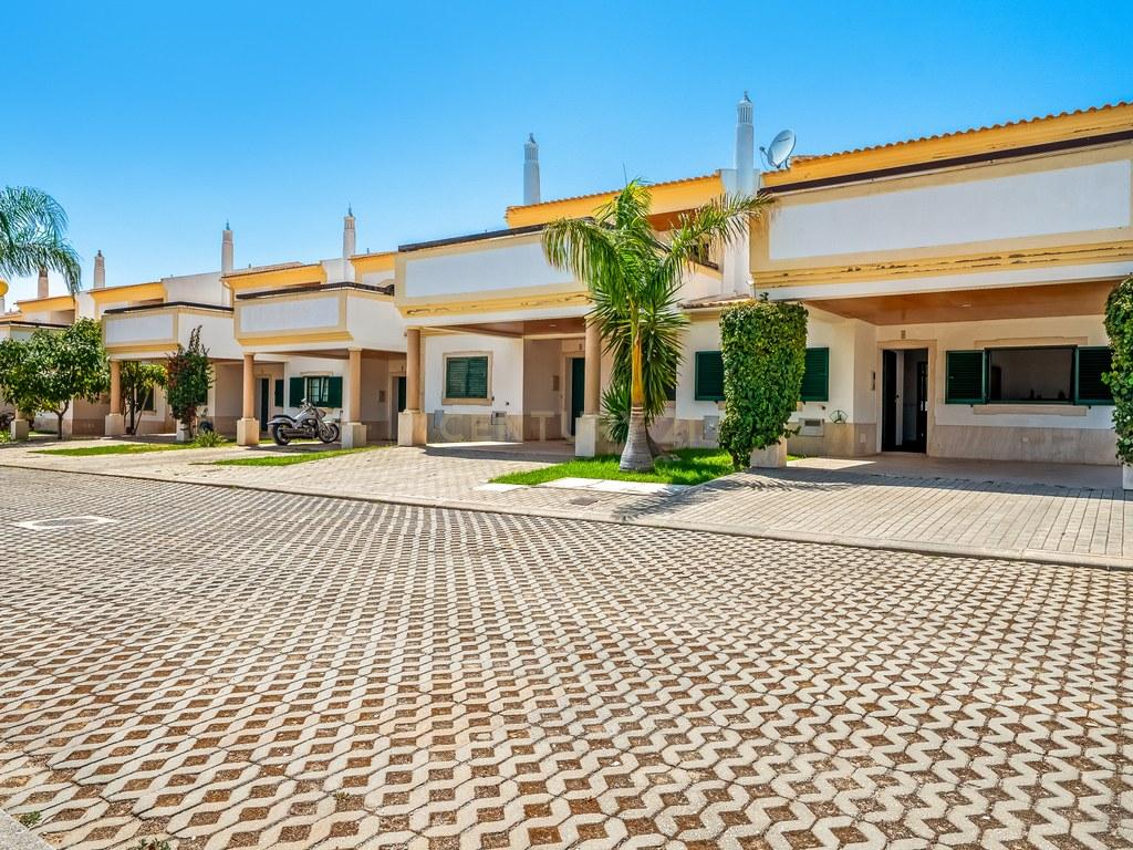 House T4+ in Ferreiras — image 01